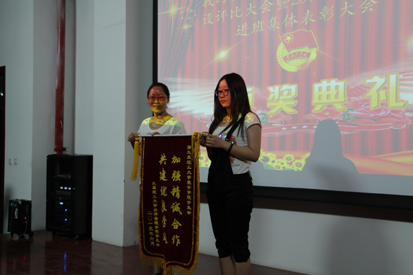 威尼斯886699召开“我的班级我的家”学风班风建设评比大会暨2014—2015年度先进班集体表彰大会 威尼斯886699召开“我的班级我的家”学风班风建设评比大会暨2014—2015年度先进班集体表彰大会