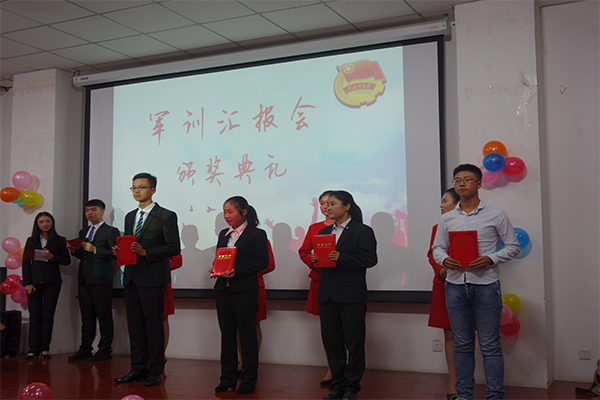 威尼斯886699举办“明德砺志,向梦起航”军训汇报会 威尼斯886699举办“明德砺志,向梦起航”军训汇报会